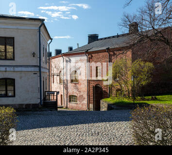 Inizio della primavera vista di magazzini, Fortezza di Suomenlinna, Helsinki, Finlandia Foto Stock