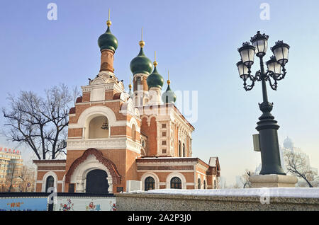 Un russo ortodosso chiesa di stile accanto a Harbin stazione ferroviaria Foto Stock