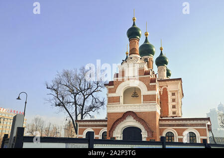 Un russo ortodosso chiesa di stile accanto a Harbin stazione ferroviaria Foto Stock