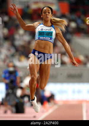 Gran Bretagna Katarina Johnson-Thompson compete nel salto in lungo durante la donna Eptathlon il giorno sette della IAAF Campionati del Mondo Al Khalifa International Stadium, Doha, Qatar. Foto Stock