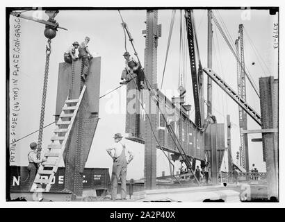 Messa 46 ton trave in posizione - Cost. Gas Co's Bldg. Foto Stock