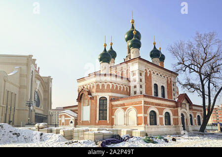 Un russo ortodosso chiesa di stile accanto a Harbin stazione ferroviaria Foto Stock