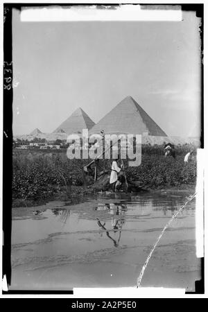 Piramidi di Giza. Le tre piramidi con shaduf in primo piano Foto Stock