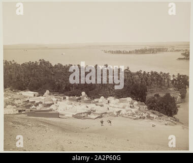 Anonimo artista, Asyut al momento dell'inondazione annuale del Nilo, secolo XIX, albume, stampa immagine: 8 1/4 × 10 3/8 pollici (21 × 26,4 cm Foto Stock