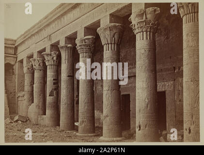 Henri Béchard, Francese, 1869-1889, Colonade del Tempio di Iside a Philae, fine del XIX secolo, albume, stampa immagine: 10 5/8 × 15 cm (27 × 38,1 cm Foto Stock