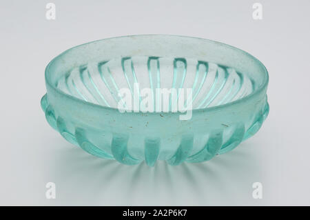 Roman, nervate ciotola, del I secolo a.c. o 1 ° secolo CE, vetro, complessivo: 1 7/8 x 5 pollici (4,8 × 12,7 cm Foto Stock