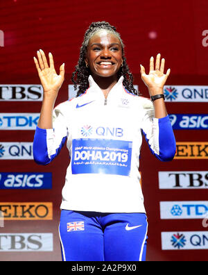 La Gran Bretagna di Dina Asher-Smith con la sua medaglia d'oro dalla donna 200 Metri durante il giorno sette della IAAF Campionati del Mondo Al Khalifa International Stadium, Doha, Qatar. Foto Stock