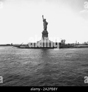 Anni '1960, storica, la Statua della libertà nell'Upper New York Bay, nelle acque di Jersey City, New York, USA, su Liberty Island. La grande statua di rame era un dono del popolo francese. Progettata dallo scultore francese Frédéric Auguste Bartholdi, la sua struttura metallica fu costruita da Gustave Eiffel, lui della famosa torre di Parigi. Foto Stock