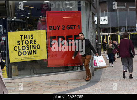 Shoppers passando negozio chiudere segno Street fotografia Wolverhampton, Inghilterra, Regno Unito Wolverhampton City Center Foto Stock