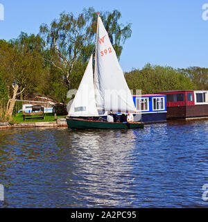 Barca a vela su Hickling Broad sul Norfolk Broads, Inghilterra, Regno Unito Foto Stock