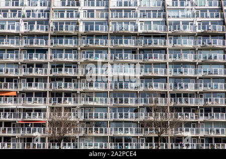 Casa residenziale, apartment house, facciata consiste di balconi, con vetri, Rotterdam, Paesi Bassi Foto Stock