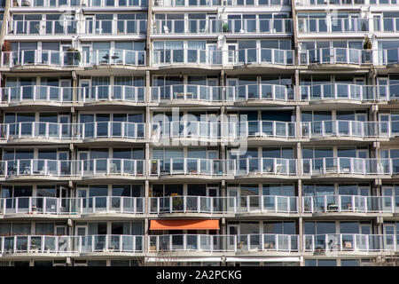 Casa residenziale, apartment house, facciata consiste di balconi, con vetri, Rotterdam, Paesi Bassi Foto Stock
