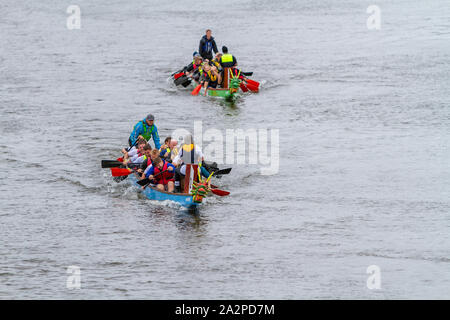 Gara di Dragon Boat 2019 in aiuto di San Rocco's ospizio, tenutasi a Warrington Rowing Club, Cheshire, Inghilterra Foto Stock