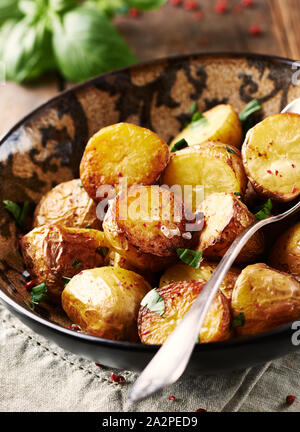 Patate al forno con sale marino ed erbe aromatiche Foto Stock