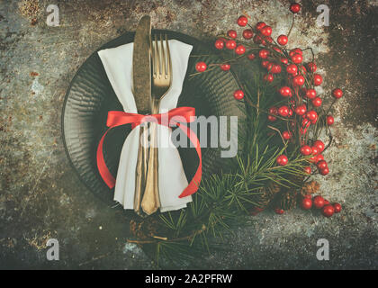 Vintage vecchie posate servito sulla piastra per la cena di Natale con corona sul sfondo Grunge Foto Stock