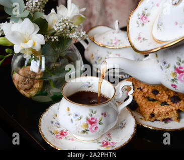 Prendere il tè del pomeriggio una tradizione inglese Foto Stock