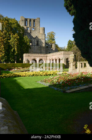 Le rovine di Kelso Abbey a Scottish Borders accanto al fiume Tweed Foto Stock