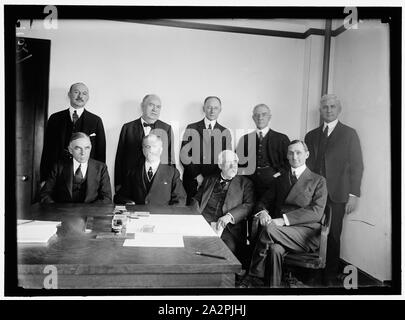 Stazione ferroviaria Advisory Board. In piedi: HALE HOLDEN; EDWARD CAMERE; WALKER D. HINES; John Barton PAYNE; OSCAR E. PREZZO. Seduto: A.H. SMITH; JOHN SKELTON WILLIAMS; HENRY WALTERS; W.G. McADOO Foto Stock