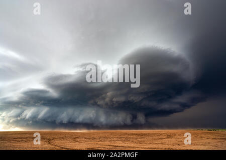 Tempesta di Supercell con nubi drammatiche su un campo polveroso vicino Bethune, Colorado Foto Stock