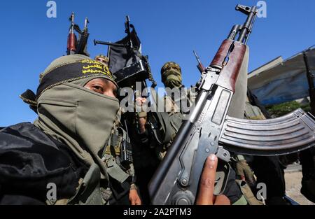 Nuseirat, Striscia di Gaza, Territori palestinesi. 3° Ott, 2019. Militanti palestinesi della Jihad islamica movimento, prendere parte durante una parata militare a Gaza City. Credito: Ashraf Amra/immagini APA/ZUMA filo/Alamy Live News Foto Stock