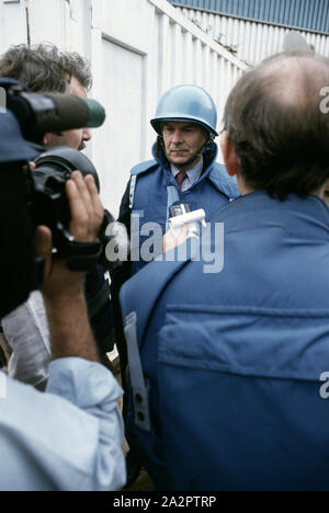 3 Giugno 1993 durante l'assedio di Sarajevo: Lord David Owen (international negoziatore per l'Unione europea) essendo intervistato da Jeremy Bowen della BBC presso l'aeroporto di Sarajevo, dove ha appena arrivati. Foto Stock