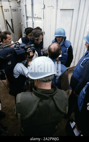 3 Giugno 1993 durante l'assedio di Sarajevo: Lord David Owen (international negoziatore per l'Unione europea) essendo intervistato da Jeremy Bowen della BBC presso l'aeroporto di Sarajevo, dove ha appena arrivati. Foto Stock