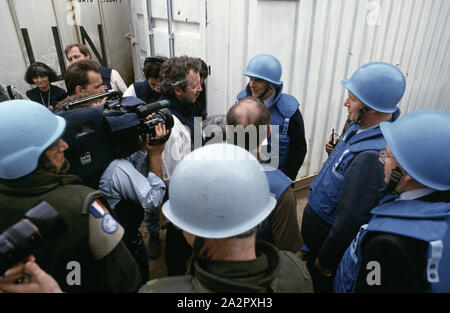 3 Giugno 1993 durante l'assedio di Sarajevo: negoziatori internazionali per l'Unione europea, Lord David Owen (sinistra) e Thorvald Stoltenberg (in piedi accanto a lui), intervistata da Jeremy Bowen della BBC presso l'aeroporto di Sarajevo, dove hanno appena arrivati. Foto Stock