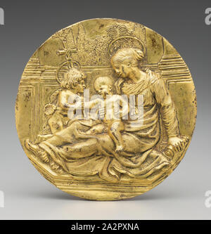 Sconosciuto (italiano), la Madonna col Bambino e San Giovanni in un cortile, ca. Tra il 1620 e il 1650, bronzo dorato, complessivo: 1/2 × 5 7/8 pollici (1,3 × 14,9 cm Foto Stock