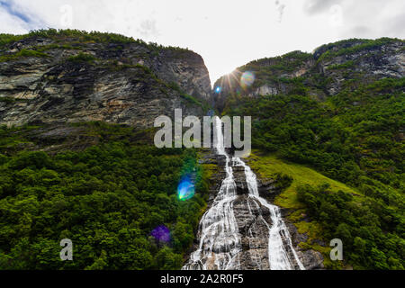 Il corteggiatore, una cascata nel Fiordo di Geiranger, Norvegia, di fronte alle sette sorelle cascata. Foto Stock