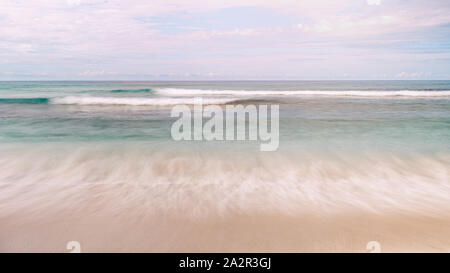 Sabbia di mare cielo e giorno di estate Foto Stock