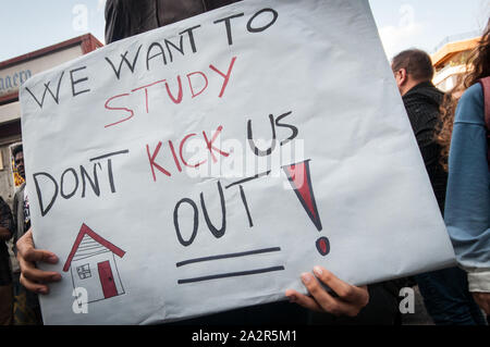 Roma, Italia. 03 ott 2019. La protesta degli studenti universitari di fronte alla Regione Lazio per la mancanza di alloggi in provincia di Roma. (Foto di Andrea Ronchini/Pacific Stampa) Credito: Pacific Press Agency/Alamy Live News Foto Stock