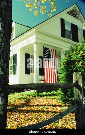 Bandiera degli Stati Uniti sul portico anteriore - Woodstock, Vermont Foto Stock