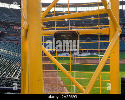 Baltimore, Maryland - 21 Settembre 2019 : fallo polo dal Memorial Stadium di Baltimore Rigogolo's Camden Yards. Foto Stock