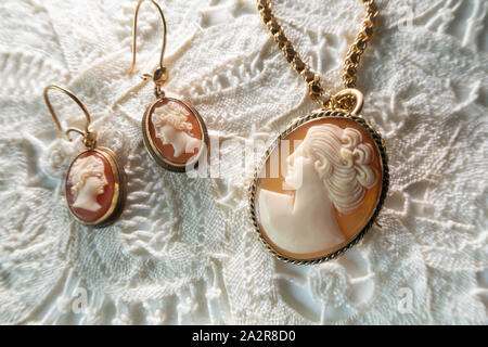 Vintage Cameo italiano spilla/Collana e orecchini Foto Stock