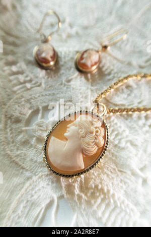 Vintage Cameo italiano spilla/Collana e orecchini Foto Stock