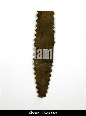 Europeo, coltello seghettato o punta di diamante, nessuna data, pietra, complessivo: 6 × 1 1/2 × 1/4 pollici (15,2 × 3,8 × 0,6 cm Foto Stock