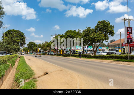 Nanyuki, contea di Laikipia, Kenya - Giugno 20th, 2019: Fotografia guardando verso sud per la tranquillità di Nyeri - Nanyuki road (A2) all'interno di Nanyuki. Foto Stock