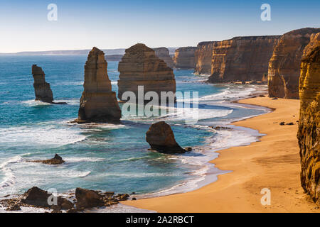 I dodici apostoli, vicino a Port Campbell nel Parco Nazionale di Port Campbell, Great Ocean Road, Victoria, Australia. Gli apostoli sono pile di calcare Foto Stock