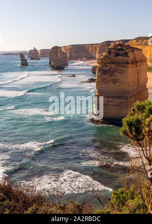 I dodici apostoli, vicino a Port Campbell nel Parco Nazionale di Port Campbell, Great Ocean Road, Victoria, Australia. Gli apostoli sono pile di calcare Foto Stock