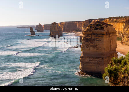 I dodici apostoli, vicino a Port Campbell nel Parco Nazionale di Port Campbell, Great Ocean Road, Victoria, Australia. Gli apostoli sono pile di calcare Foto Stock