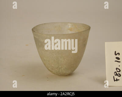 Roman, tazza, 3° secolo D.C., vetro, H. 2 1/4 x D. 2 3/4 in Foto Stock