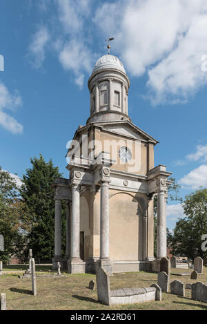 Mistley Towers, i resti della demolita chiesa di Santa Maria Vergine, un edificio georgiano e costruito in stile classico. Foto Stock