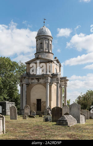 Mistley Towers, i resti della demolita chiesa di Santa Maria Vergine, un edificio georgiano e costruito in stile classico. Foto Stock