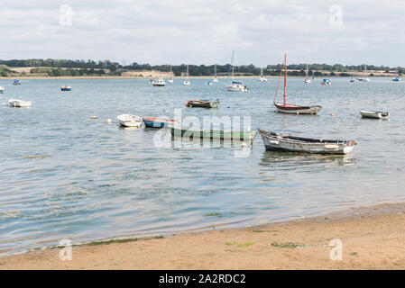 Barche sul fiume Stour, Manningtree ad alta marea Foto Stock