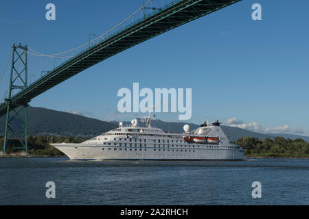 Una nave da crociera passando sotto il Ponte Lions Gate, Vancouver, British Columbia, Canada. Foto Stock