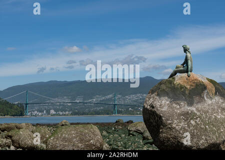 Vista del Ponte Lions Gate con la statua "ragazza muta in' in primo piano. Vancouver, British Columbia, Canada. Foto Stock