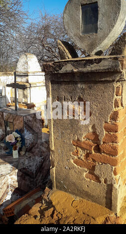 Dettagli di tombe in un antico cimitero situato all' interno del Piauí, un stato brasiliano e davvero la siccità e la regione povera. Tomba di mattoni Foto Stock