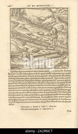 Scavati tronco di albero è utilizzato per il lavaggio di oro, una lunga scavata tronco di albero è sepolto nel fondo di un flusso per guadagnare oro, raramente utilizzati, xilografia, p. 268, (Liber octavus), Manuel, Hans Rudolf (graveur sur bois), 1556, Georgius Agricola: De re metallica libri XII: quibus officia, instrumenta, machinae, ac omnia denique ad metallicam spectantia, non modo luculentissime describuntur, sed & per le effigi (...). Basileae: [Froben], 1556 Foto Stock