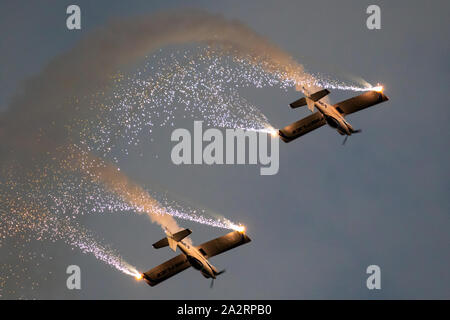 SANICOLE, Belgio - Sep 13, 2019: Le lucciole Aerobatic Team Display effettuando al Sanice Airshow al tramonto. Foto Stock