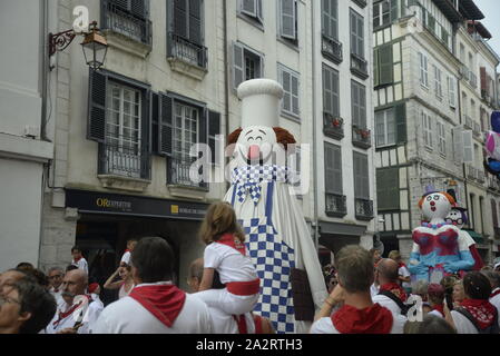 Il cioccolatiere seguita da re preferito presso il festival di Bayonne nel sud-ovest della Francia, pasakdek Foto Stock